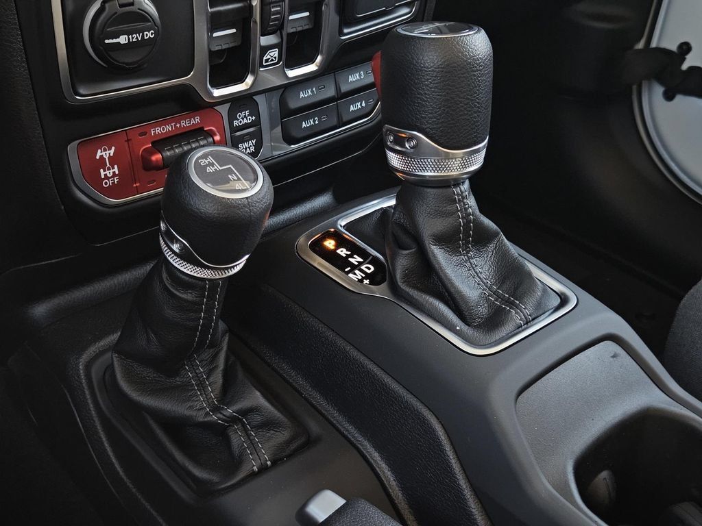 New 2025 Jeep Gladiator Rubicon w/ Convenience Group AWD/4WD image 16