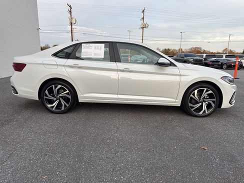 Used 2025 Volkswagen Jetta SEL image 8