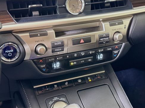 Used 2016 Lexus ES 300h image 24