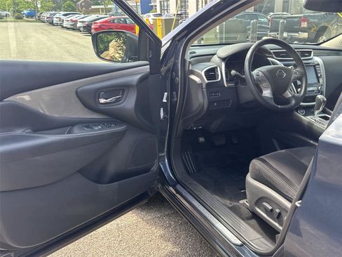 Used 2018 Nissan Murano SV w/ Premium Package AWD/4WD image 2