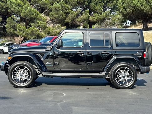 Used 2024 Jeep Wrangler Unlimited image 8