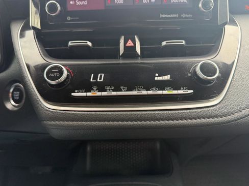 Used 2020 Toyota Corolla SE w/ SE Premium Package image 14