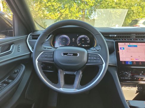 New 2025 Jeep Grand Cherokee Limited image 7