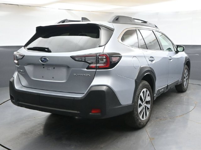 Used 2025 Subaru Outback Premium AWD/4WD image 5