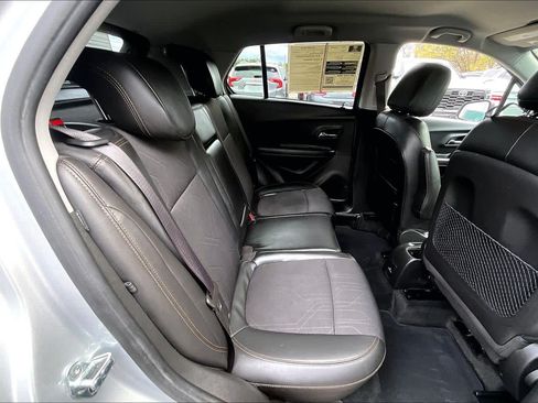 Used 2020 Chevrolet Trax LT w/ LT Convenience Package AWD/4WD image 18