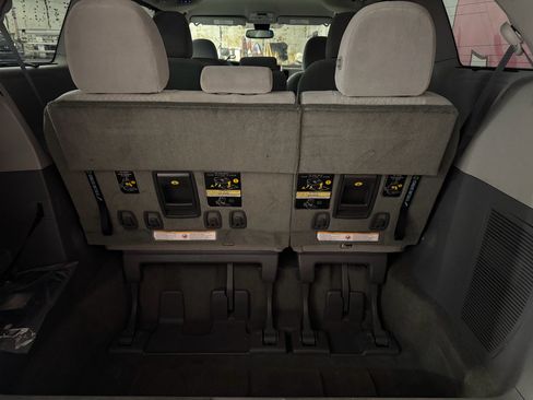 Used 2018 Toyota Sienna LE w/ Carpet Mat Package FWD image 24