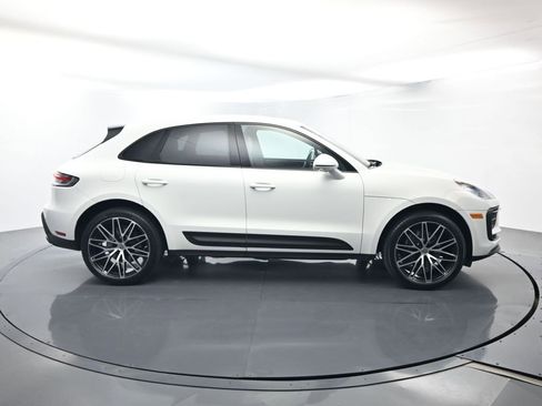 Certified 2022 Porsche Macan image 16
