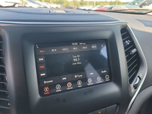 Used 2021 Jeep Cherokee Latitude Plus w/ Mopar Interior Package FWD image 21