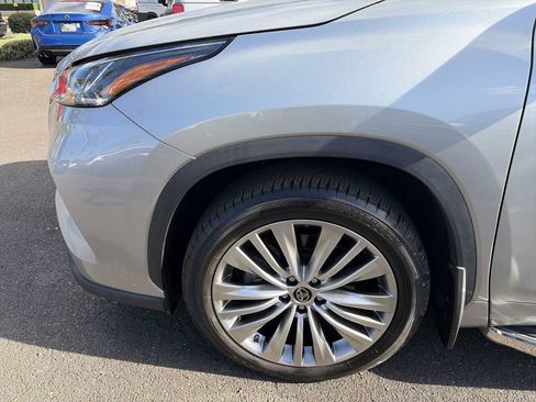 Used 2022 Toyota Highlander Platinum AWD/4WD image 19