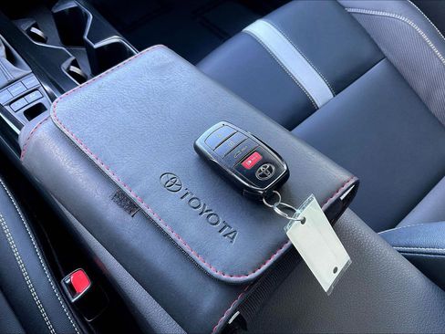 Used 2025 Toyota Camry SE w/ Convenience Package image 34