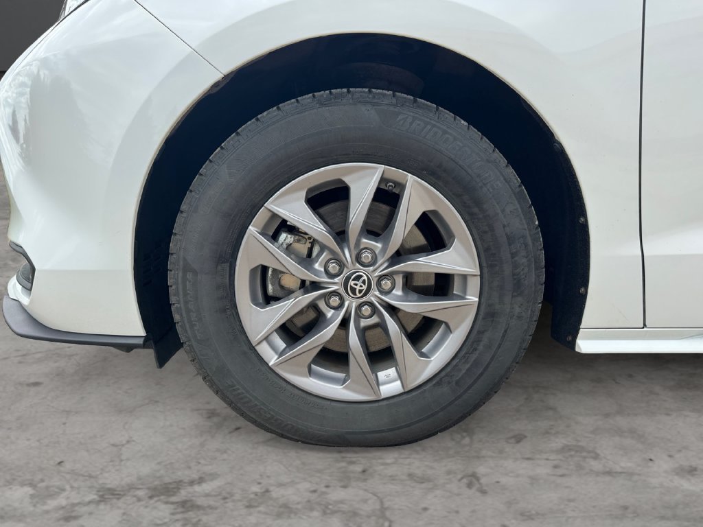 Used 2023 Toyota Sienna LE AWD/4WD image 9