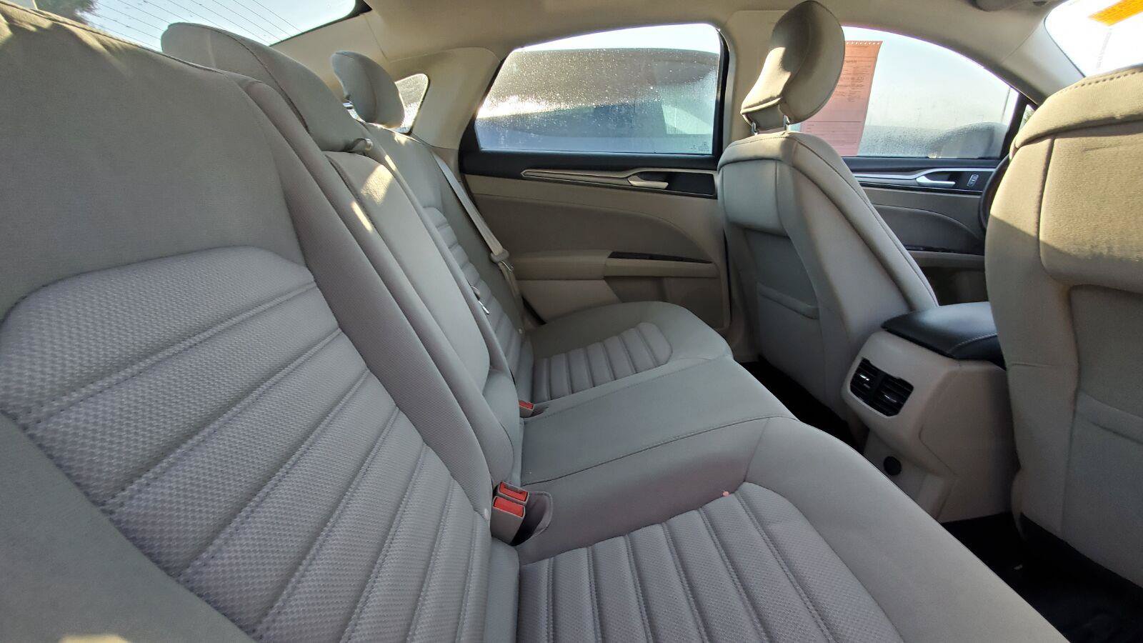 Used 2017 Ford Fusion SE w/ Fusion SE Technology Package FWD image 6