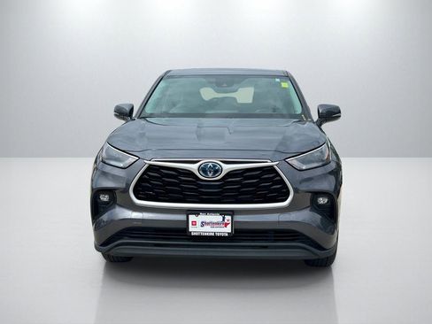 Used 2023 Toyota Highlander LE FWD image 2