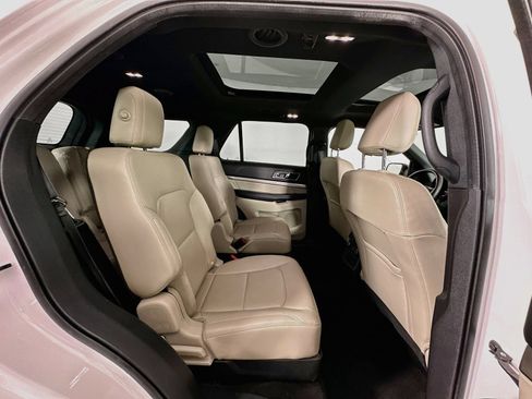 Used 2018 Ford Explorer XLT w/ Equipment Group 202A FWD image 30