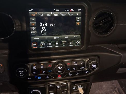 Used 2022 Jeep Wrangler Unlimited Sahara image 6