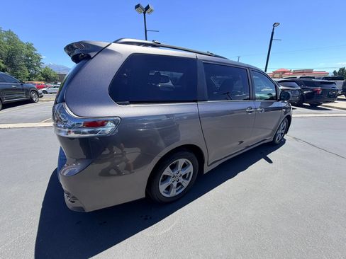 Used 2019 Toyota Sienna SE w/ SE Preferred Package AWD/4WD image 4