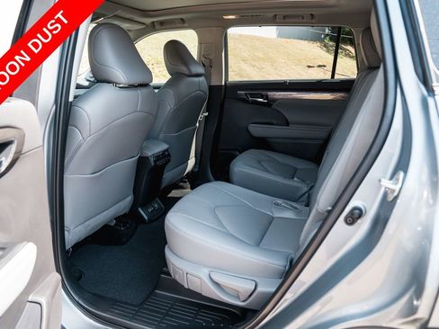 Used 2024 Toyota Highlander Platinum FWD image 27