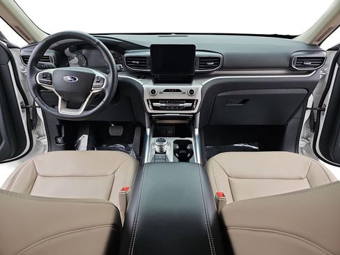 Used 2022 Ford Explorer XLT w/ Equipment Group 202A image 9