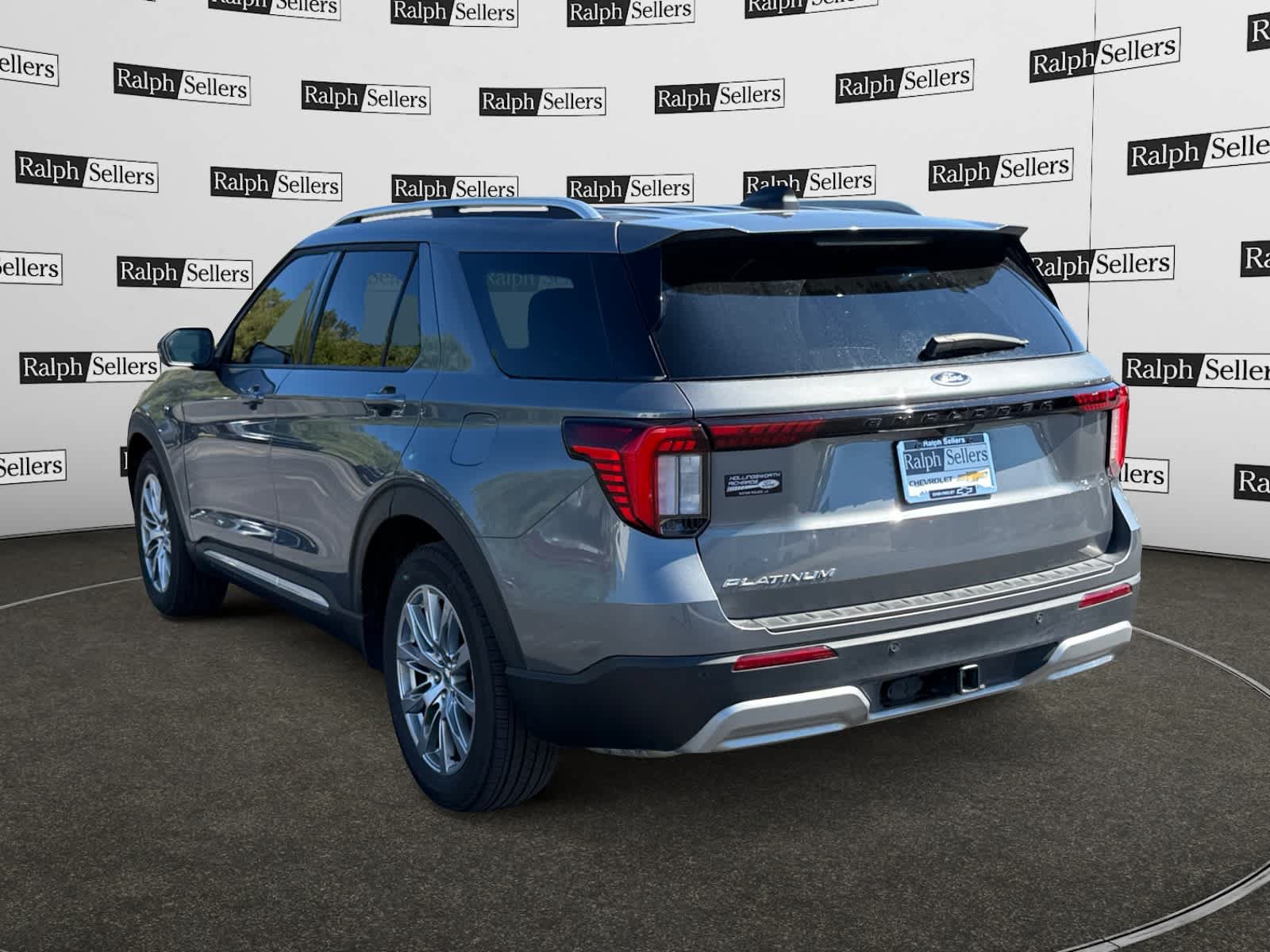 Used 2025 Ford Explorer Platinum RWD image 4