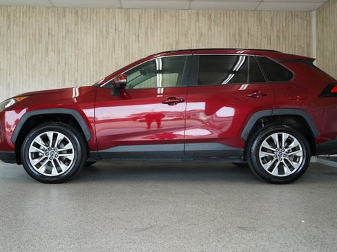 Used 2019 Toyota RAV4 XLE Premium FWD image 5