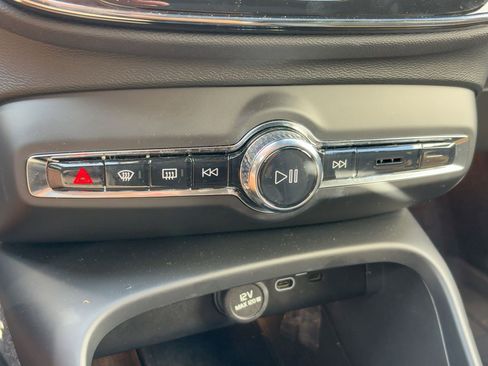 Certified 2023 Volvo XC40 Recharge Ultimate image 18