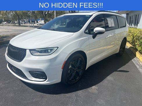 Used 2023 Chrysler Pacifica Touring-L w/ Uconnect Theater Family Group image 4