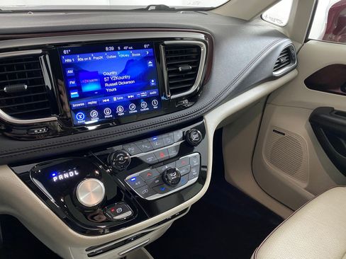 Used 2017 Chrysler Pacifica Limited image 29