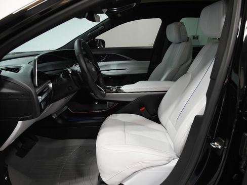 Used 2024 Cadillac Lyriq Luxury image 28