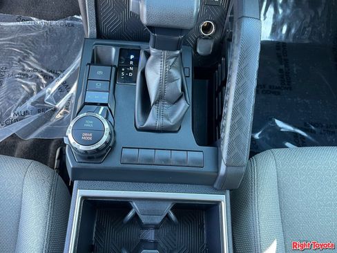 Certified 2025 Toyota 4Runner SR5 AWD/4WD image 31