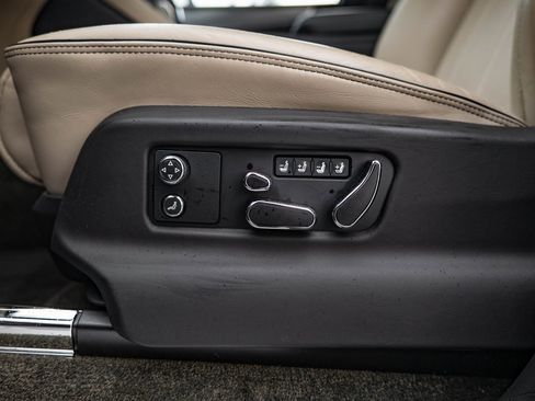 Used 2022 Bentley Bentayga image 27