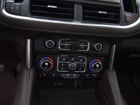 Used 2022 Chevrolet Suburban LT w/ Luxury Package image 22