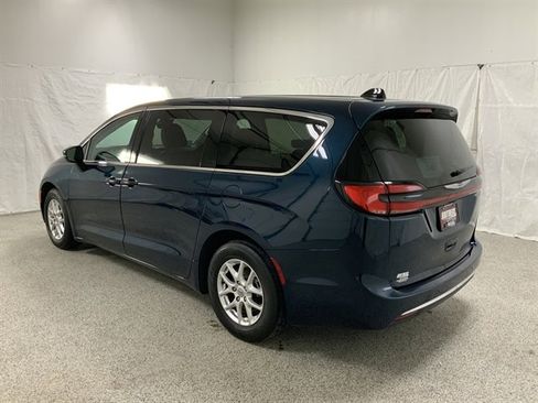 Used 2023 Chrysler Pacifica Touring-L image 5