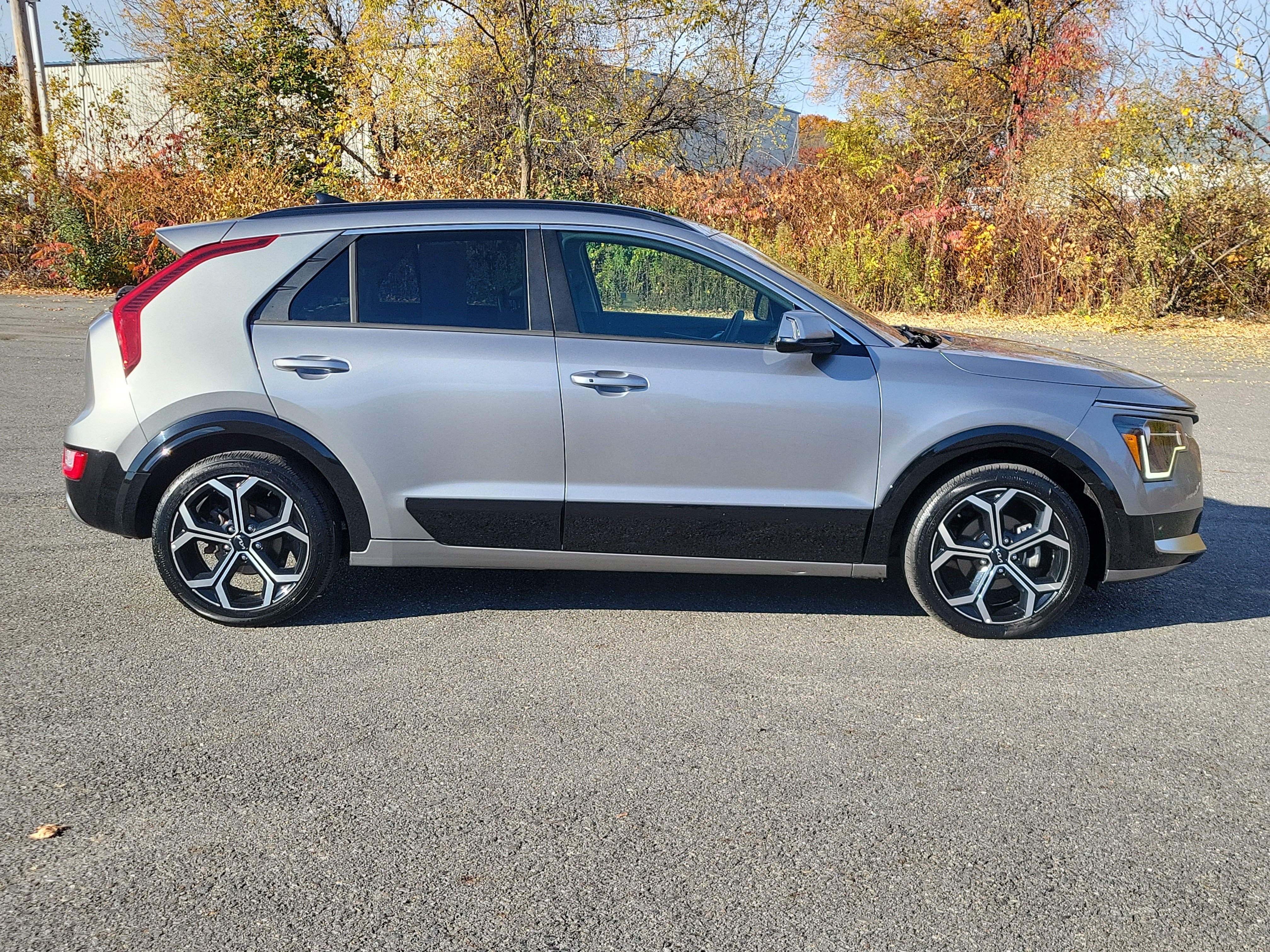 Used 2023 Kia Niro EX Touring FWD image 4