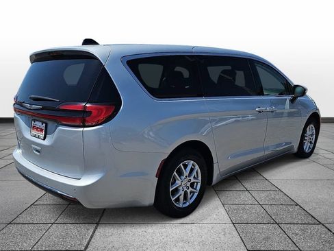 Used 2023 Chrysler Pacifica Touring-L FWD image 5