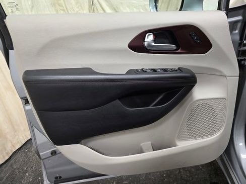 Used 2020 Chrysler Pacifica Limited image 13