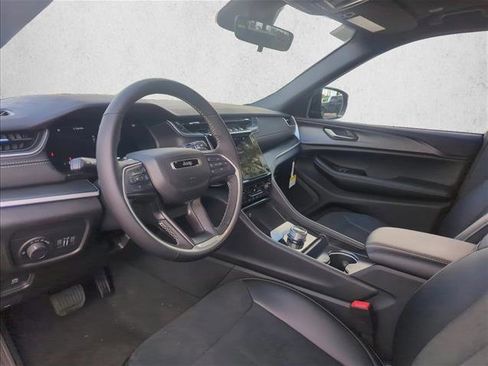 New 2025 Jeep Grand Cherokee L Altitude image 2