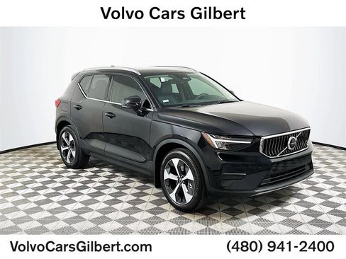 Used 2025 Volvo XC40 B5 Core w/ Climate Package image 1