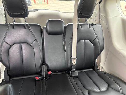 Used 2023 Chrysler Pacifica Touring-L FWD image 25