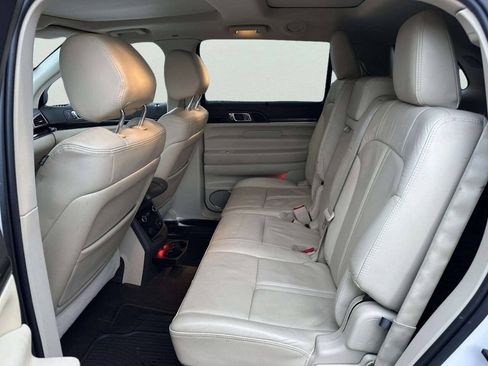 Used 2013 Lincoln MKT AWD image 19
