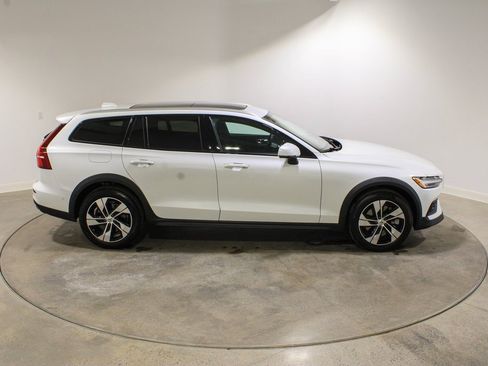 Used 2024 Volvo V60 B5 Cross Country Plus image 6