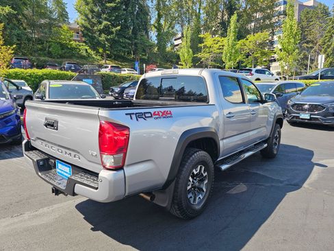 Used 2017 Toyota Tacoma TRD Off-Road w/ Premium & Technology Package AWD/4WD image 7