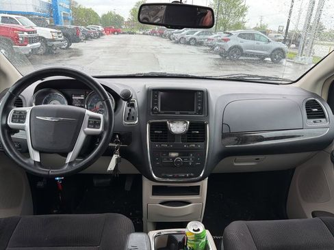 Used 2014 Chrysler Town & Country Touring image 5