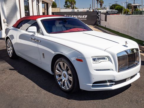 Used 2017 Rolls-Royce Dawn image 2