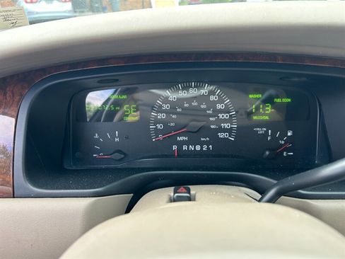 Used 2002 Lincoln Town Car Executive RWD image 16