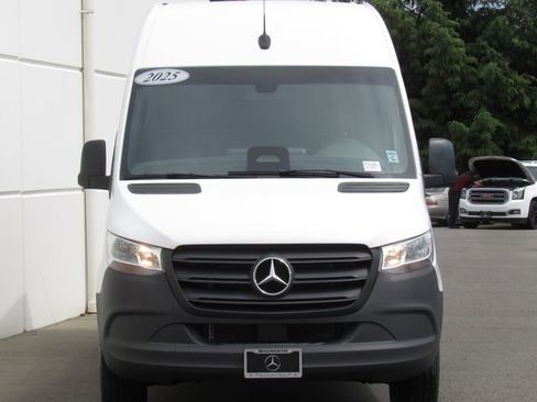 Used 2025 Mercedes-Benz Sprinter 2500 image 3