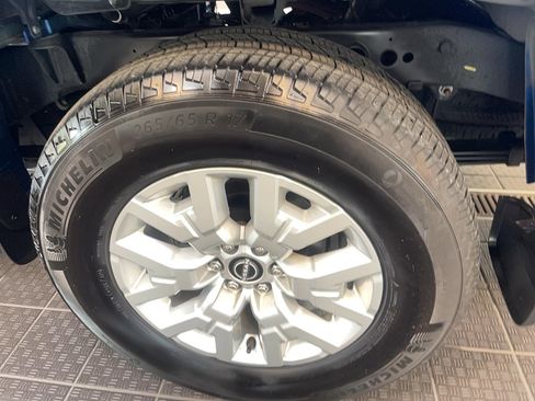 Used 2024 Nissan Frontier SV w/ SV Convenience Package image 5