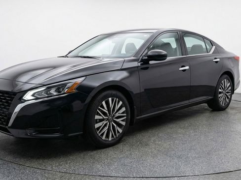 Used 2025 Nissan Altima 2.5 SV image 3