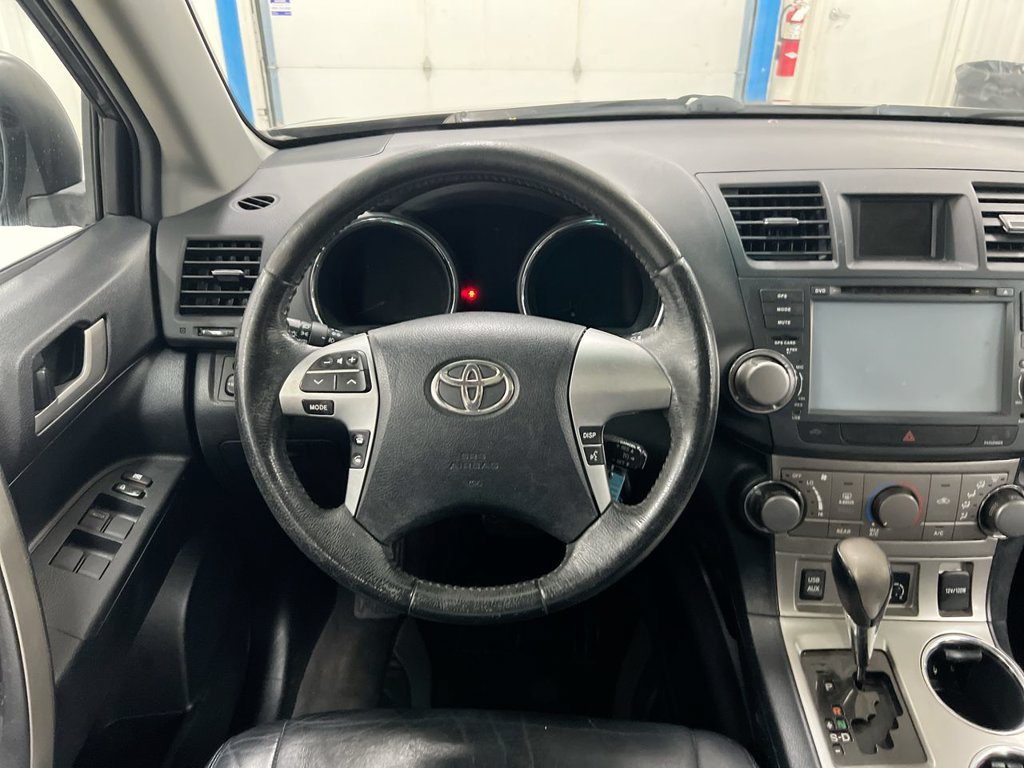 Used 2012 Toyota Highlander SE w/ Tow Pkg AWD/4WD image 11