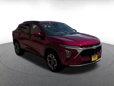 Used 2025 Chevrolet Trax LT FWD image 8