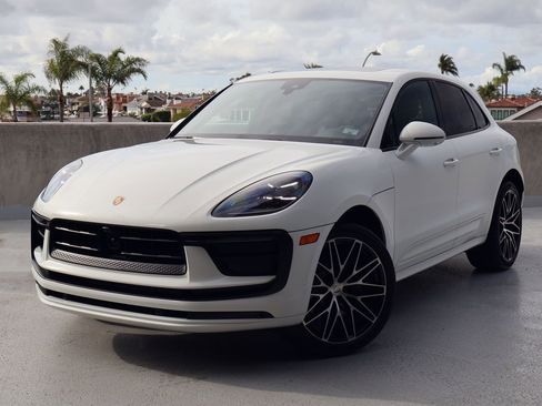 Certified 2023 Porsche Macan image 1